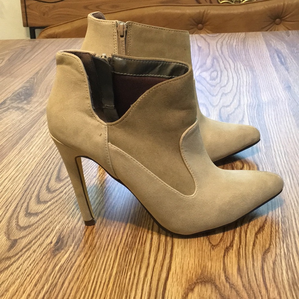 Michael Antonio Tan high heel Shoes Sz 8 Worn once - Picture 1 of 8